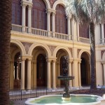 Pátio interno amarelo da Casa Rosada.