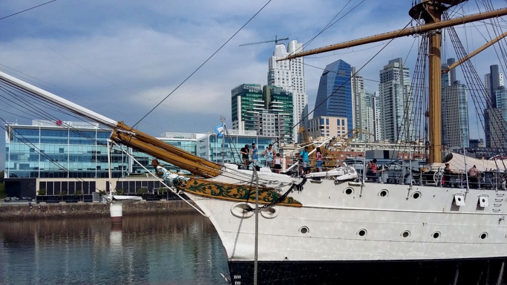 Puerto Madero e o Navio-Museu, em Buenos Aires, Argentina.