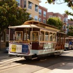 O charmoso bondinho em Powell And Hyde Street Cable Car.